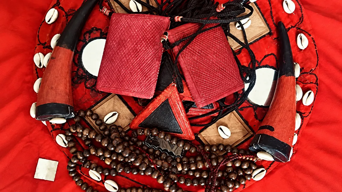 Amulettes de cuir rouge, cauris, cornes et perles traditionnelles